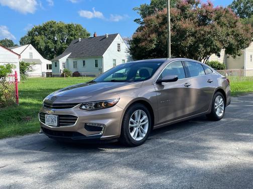 Beige 2018 Chevrolet Malibu LT