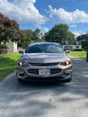 Beige 2018 Chevrolet Malibu LT