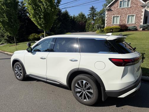 White 2022 INFINITI QX60 PURE