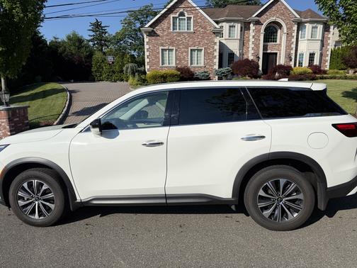 White 2022 INFINITI QX60 PURE