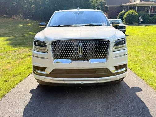 White 2018 Lincoln Navigator Reserve