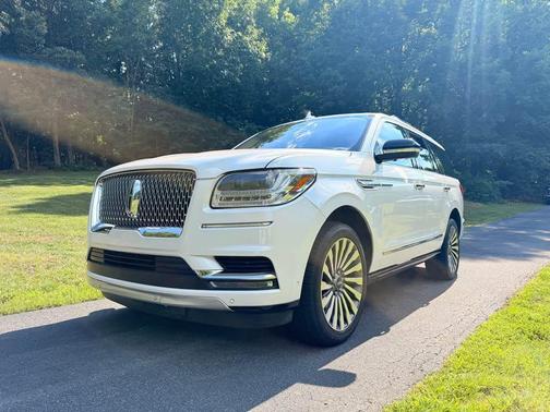 White 2018 Lincoln Navigator Reserve