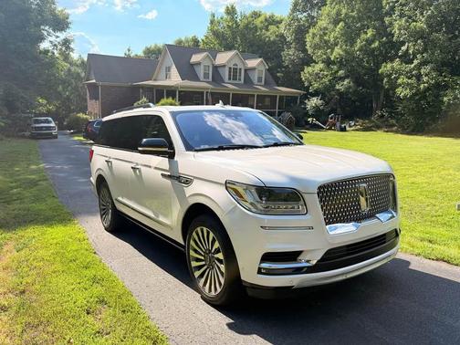 White 2018 Lincoln Navigator Reserve