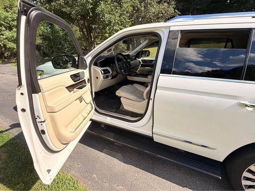 White 2018 Lincoln Navigator Reserve