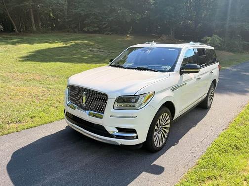 White 2018 Lincoln Navigator Reserve