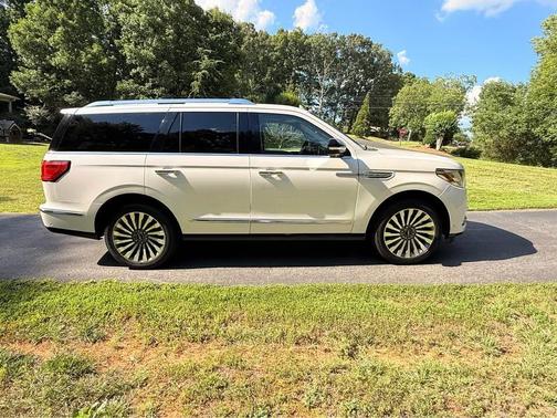White 2018 Lincoln Navigator Reserve