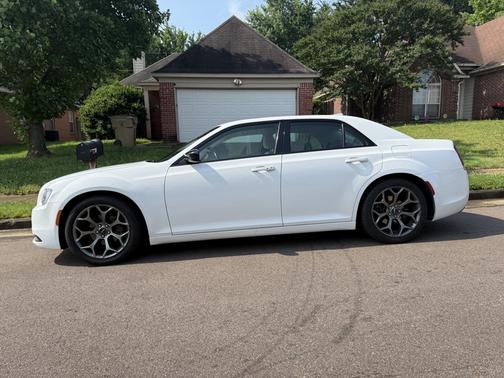 White 2018 Chrysler 300 Touring