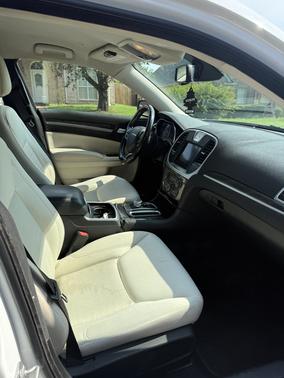White 2018 Chrysler 300 Touring