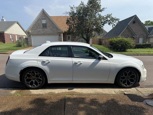 White 2018 Chrysler 300 Touring