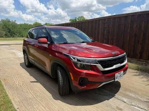 Orange 2021 Kia Seltos S