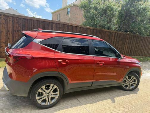 Orange 2021 Kia Seltos S