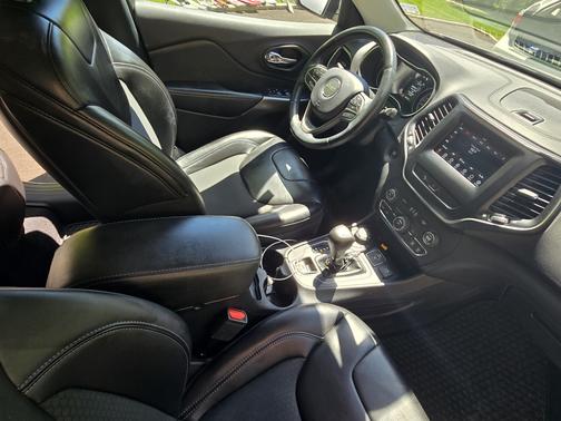 Silver 2019 Jeep Cherokee Latitude Plus
