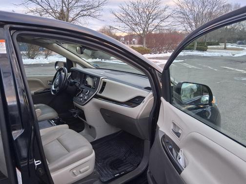 2020 Toyota Sienna XLE