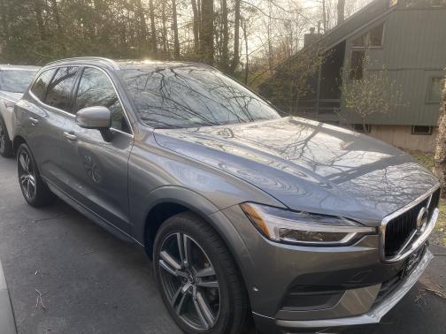 Photo 2 of 5 of 2018 Volvo XC60 T5 Momentum