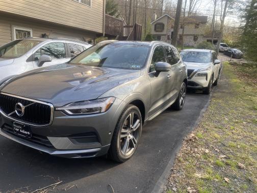 Photo 4 of 5 of 2018 Volvo XC60 T5 Momentum