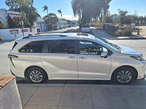 2023 Toyota Sienna XLE