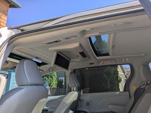 White 2014 Toyota Sienna Limited