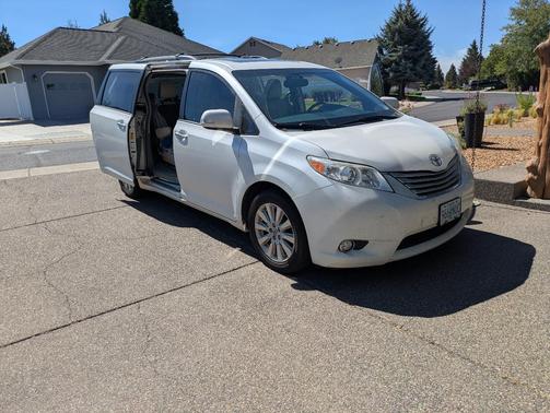 White 2014 Toyota Sienna Limited