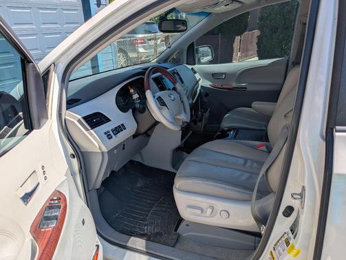 White 2014 Toyota Sienna Limited