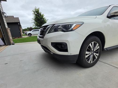 White 2017 Nissan Pathfinder SL