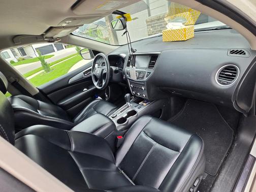 White 2017 Nissan Pathfinder SL