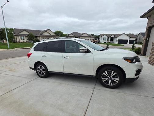 White 2017 Nissan Pathfinder SL