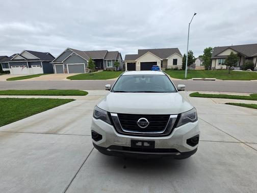 White 2017 Nissan Pathfinder SL