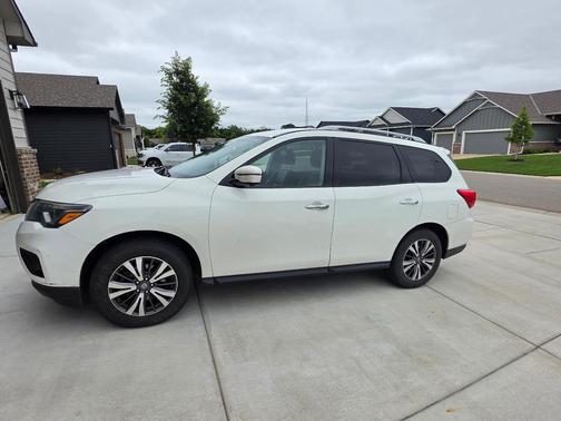 White 2017 Nissan Pathfinder SL