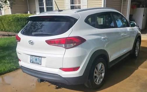 White 2016 Hyundai TUCSON SE