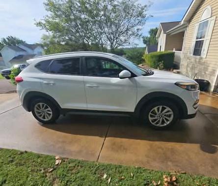 White 2016 Hyundai TUCSON SE