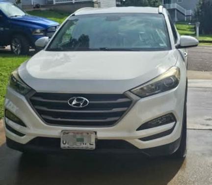 White 2016 Hyundai TUCSON SE