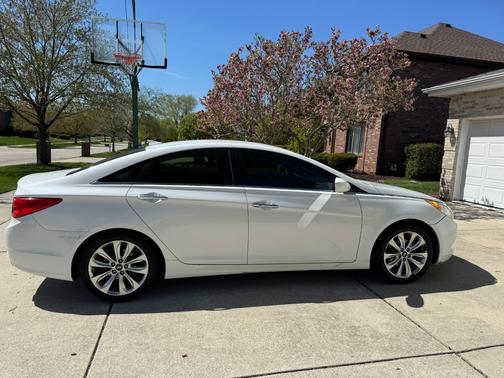 White 2013 Hyundai SONATA SE