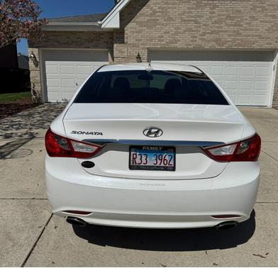 White 2013 Hyundai SONATA SE