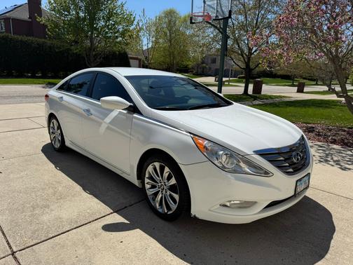 White 2013 Hyundai SONATA SE