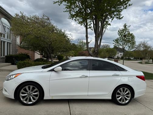 White 2013 Hyundai SONATA SE
