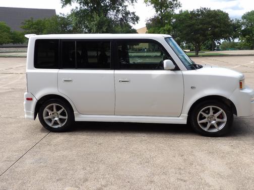 White 2006 Scion xB Base