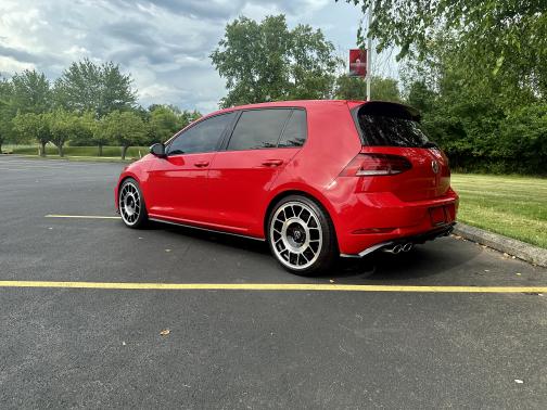 2018 Volkswagen Golf R 4-Door w/DCC & Navigation