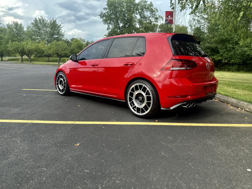 2018 Volkswagen Golf R 4-Door w/DCC & Navigation
