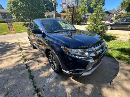 Black 2016 Mitsubishi Outlander SE