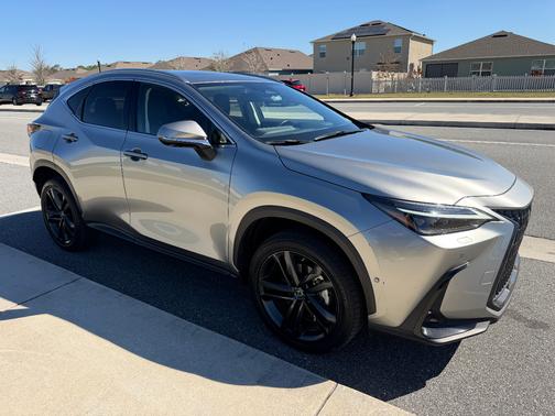 2022 Lexus NX 450h+ Luxury