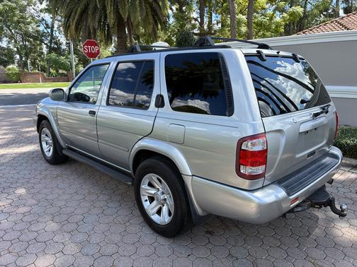 2002 Nissan Pathfinder LE