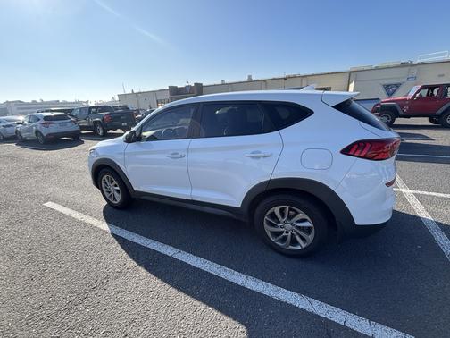 White 2019 Hyundai TUCSON SE