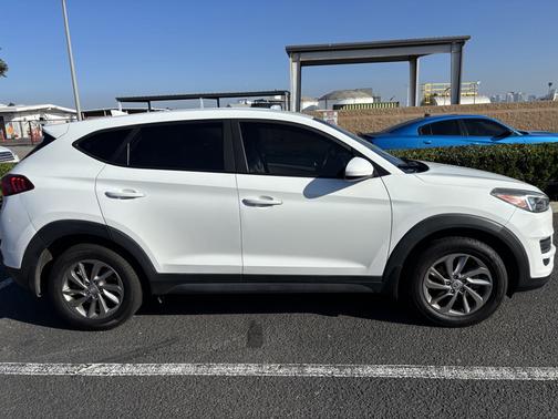 White 2019 Hyundai TUCSON SE