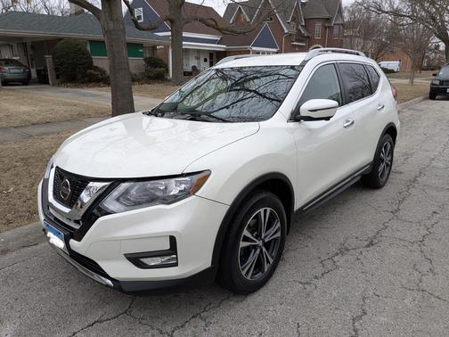 White 2017 Nissan Rogue SL