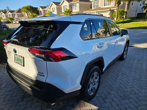 2022 Toyota RAV4 Hybrid XLE