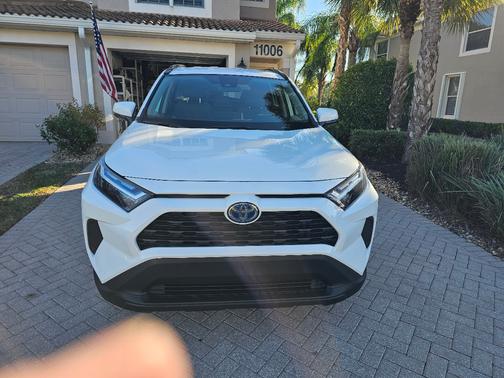 2022 Toyota RAV4 Hybrid XLE
