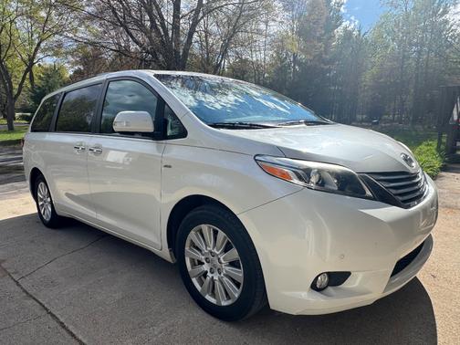White 2017 Toyota Sienna XLE