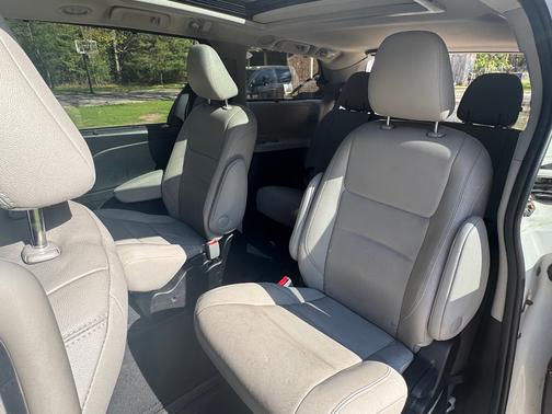 White 2017 Toyota Sienna XLE