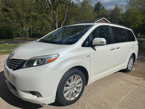 White 2017 Toyota Sienna XLE
