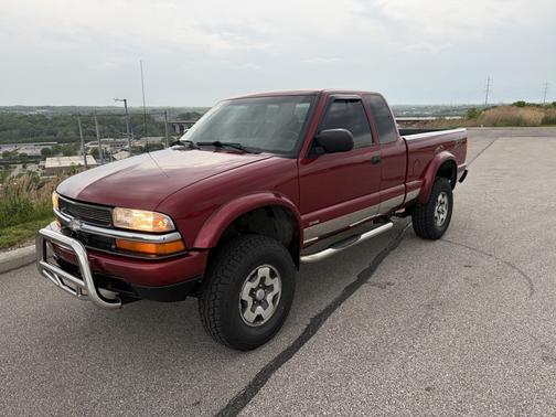 Red 2000 Chevrolet S-10 LS Extended Cab